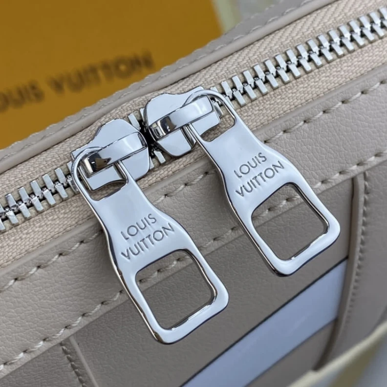 Louis vuitton locations Cowhidele Louis Vuitton Soft Trunk Wallet Cream