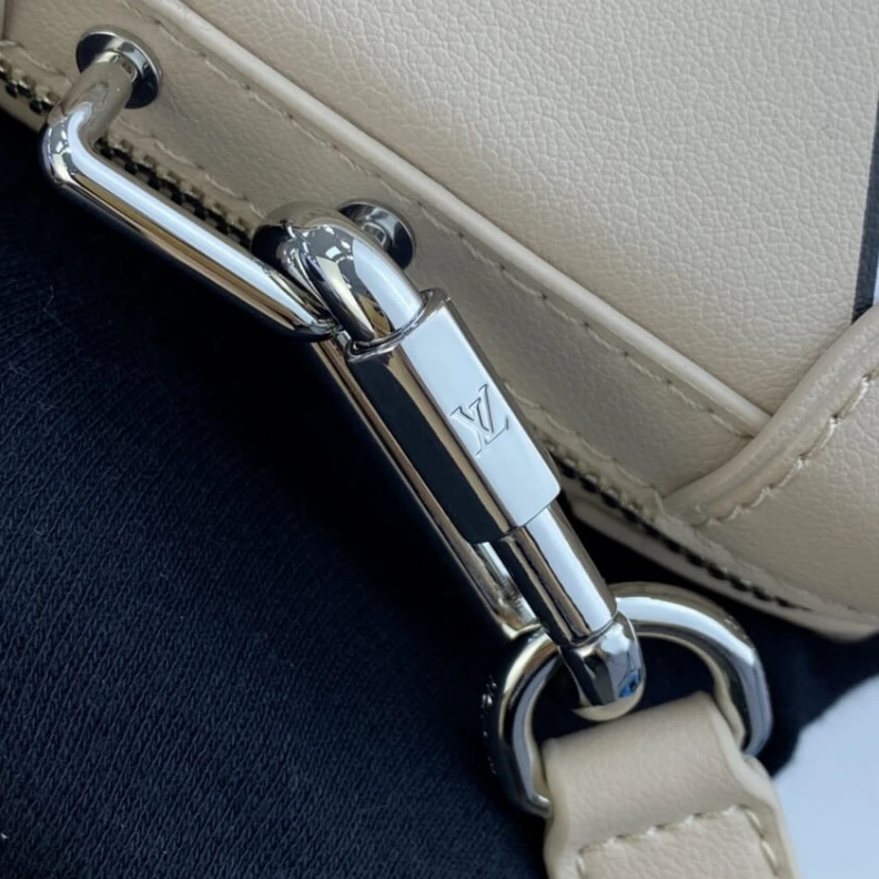 Louis vuitton locations Cowhidele Louis Vuitton Soft Trunk Wallet Cream
