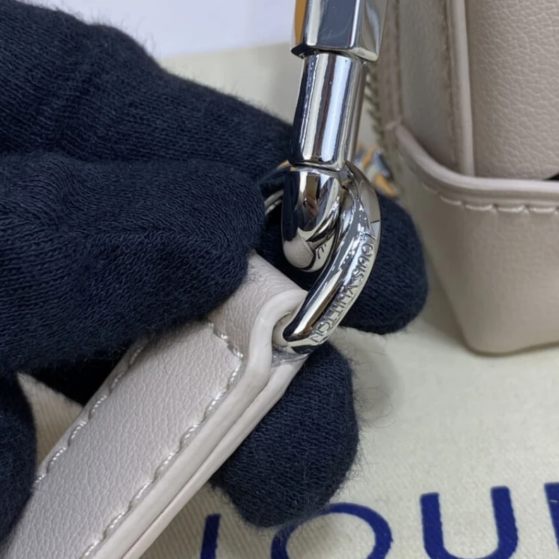 Louis vuitton locations Cowhidele Louis Vuitton Soft Trunk Wallet Cream