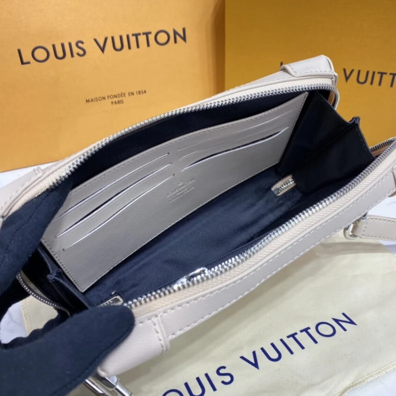 Louis vuitton locations Cowhidele Louis Vuitton Soft Trunk Wallet Cream