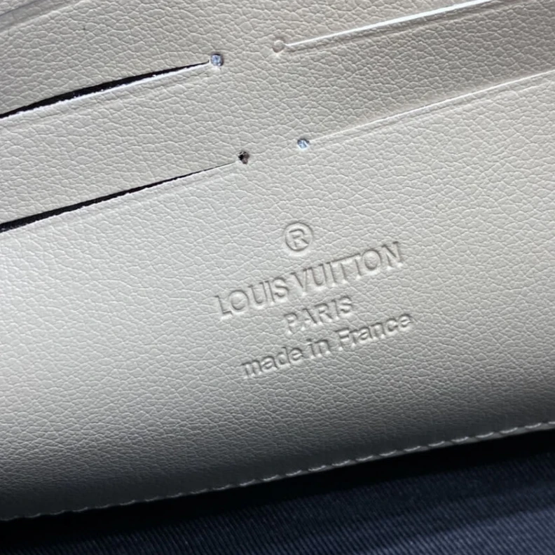 Louis vuitton locations Cowhidele Louis Vuitton Soft Trunk Wallet Cream