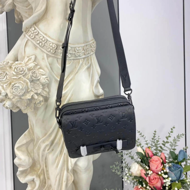 Replica bags Inside fl Louis Vuitton Steamer Messenger