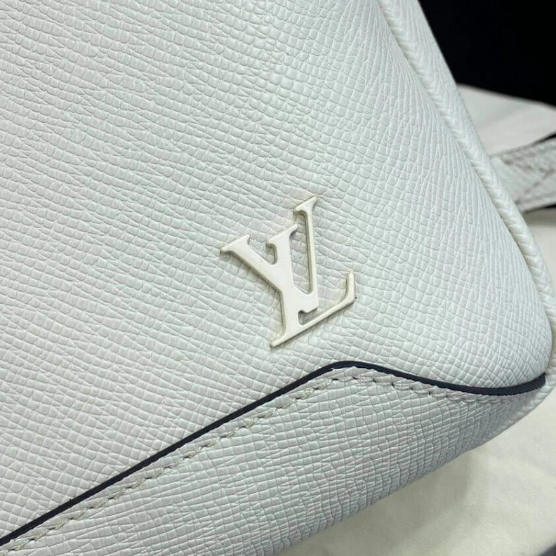 Mythick The versat Louis Vuitton Taiga Leather Avenue Sling Bag Beige