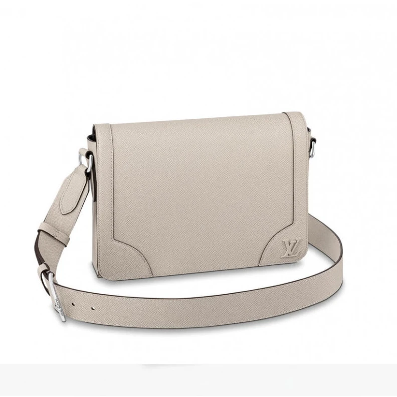 Black har Louis Vuitton Taiga Leather Flap Messenger Beige