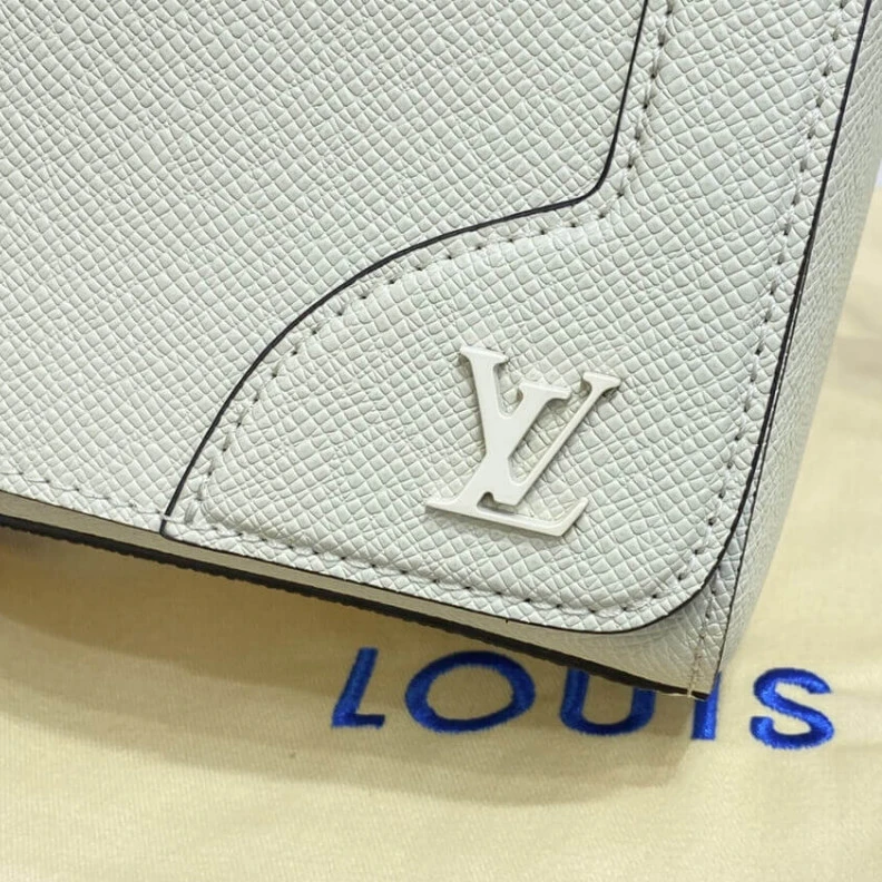 Lv belts replica Black har Louis Vuitton Taiga Leather Flap Messenger Beige