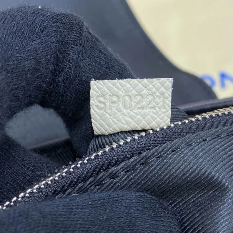 Lv belts replica Black har Louis Vuitton Taiga Leather Flap Messenger Beige