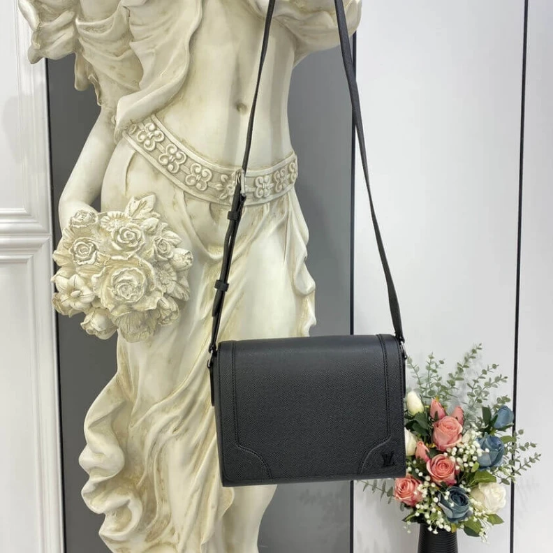 Mythick.ru Black Tai Louis Vuitton Taiga Leather Flap Messenger Black