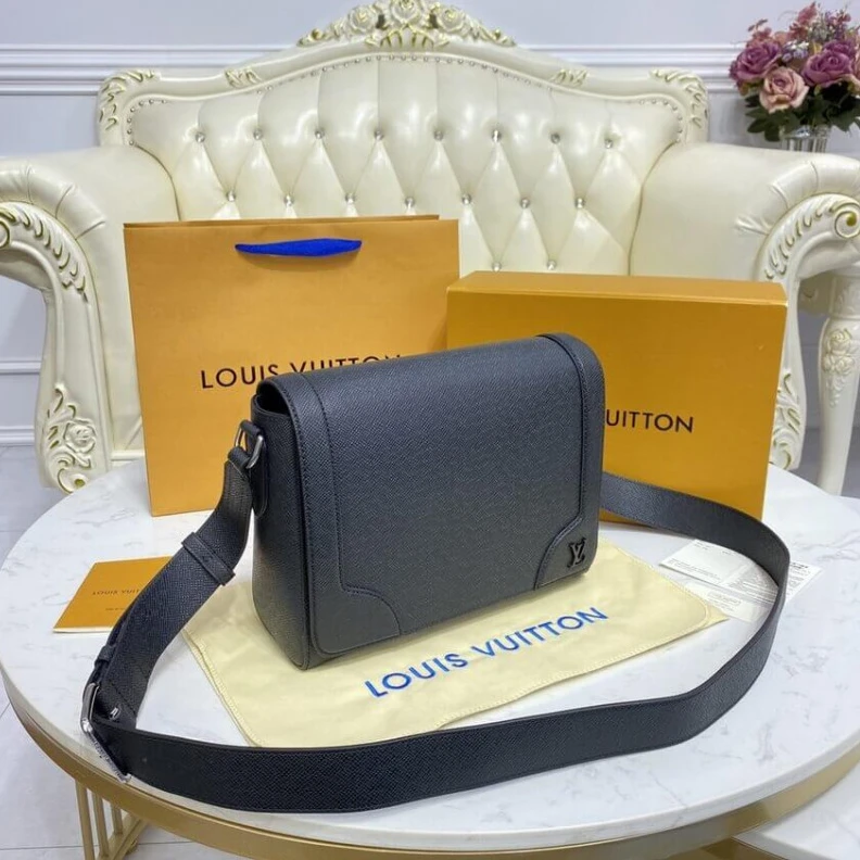 Mythick.ru Black Tai Louis Vuitton Taiga Leather Flap Messenger Black