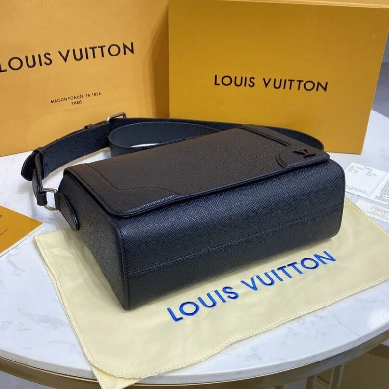 Mythick.ru Black Tai Louis Vuitton Taiga Leather Flap Messenger Black