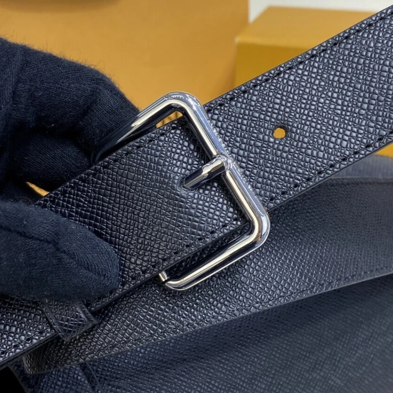 Mythick.ru Black Tai Louis Vuitton Taiga Leather Flap Messenger Black