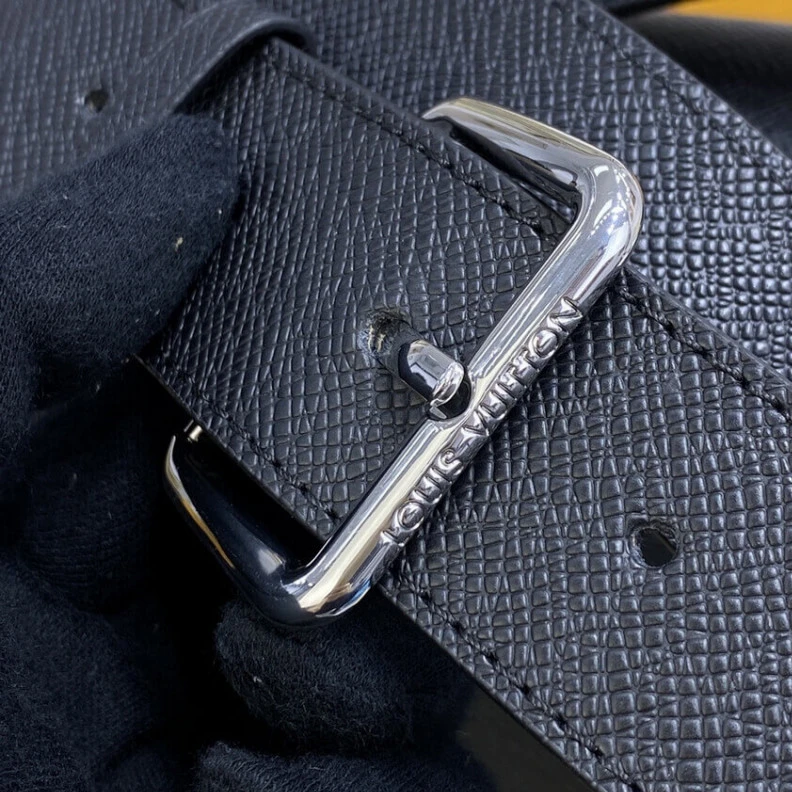 Mythick.ru Black Tai Louis Vuitton Taiga Leather Flap Messenger Black