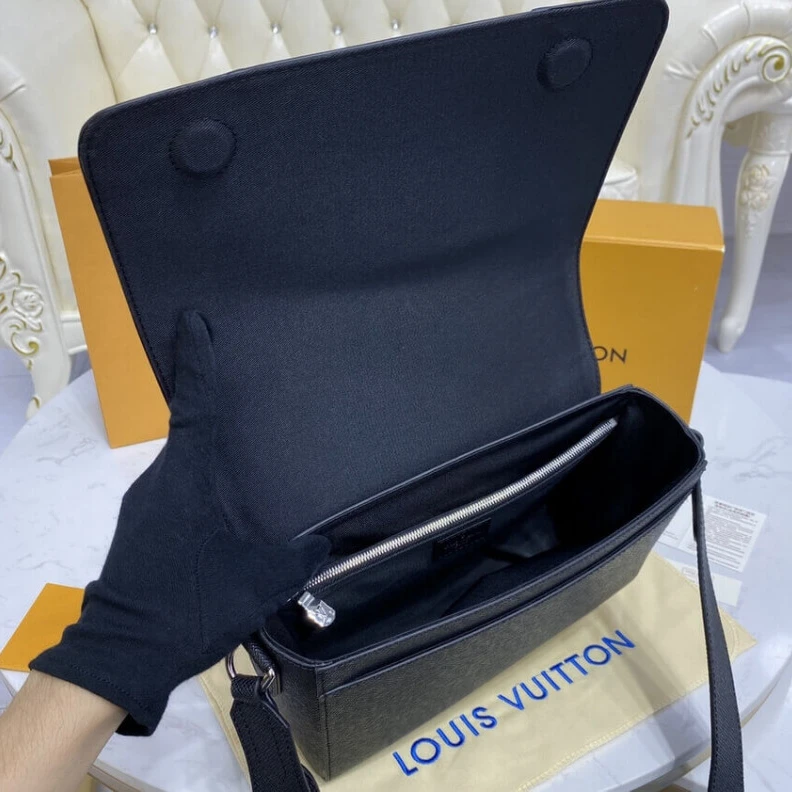 Mythick.ru Black Tai Louis Vuitton Taiga Leather Flap Messenger Black