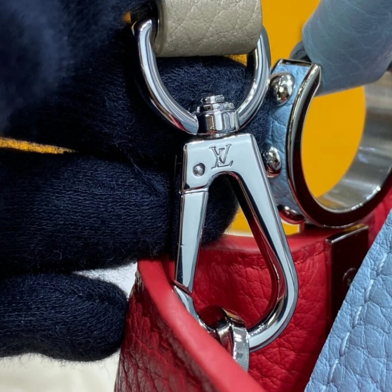 Mythick Snap hook Louis Vuitton Taurillon Leather Capucines Mini Coral Olympe Blue