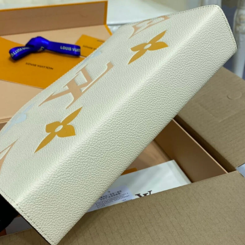 Mythick 25 x 20 x Louis Vuitton Toiletry Pouch 26 Cream Saffron