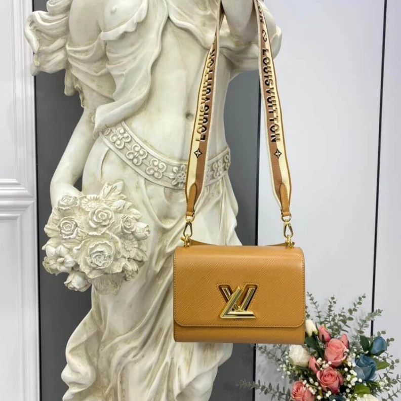 Mythick 23 x 18 x Louis Vuitton Twist MM