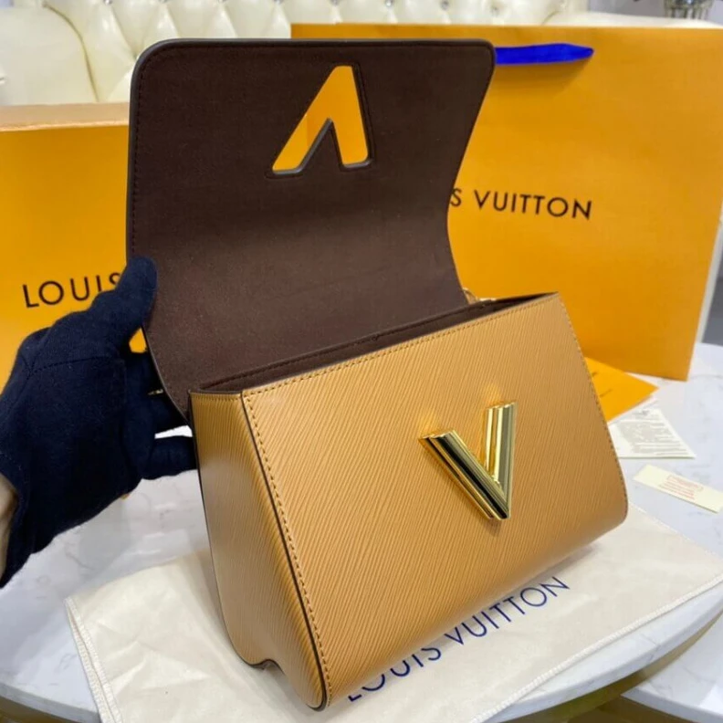 Mythick 23 x 18 x Louis Vuitton Twist MM