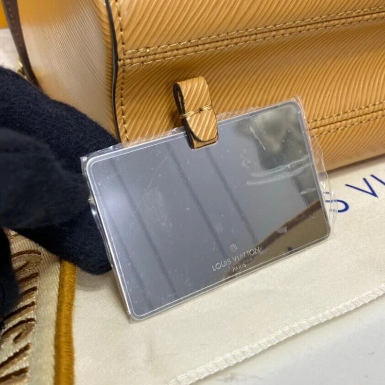 Mythick 23 x 18 x Louis Vuitton Twist MM