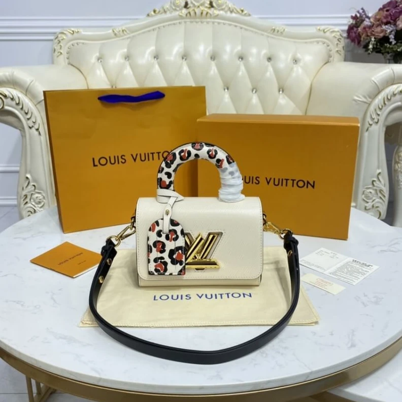 Handle: S Louis Vuitton Twist PM Quartz