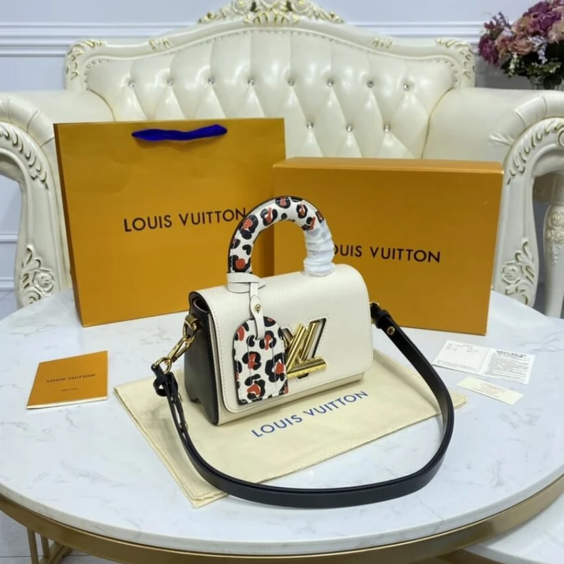 Handle: S Louis Vuitton Twist PM Quartz