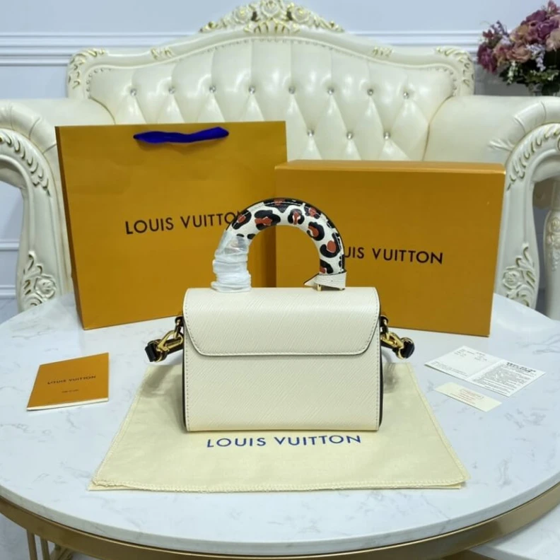 Handle: S Louis Vuitton Twist PM Quartz