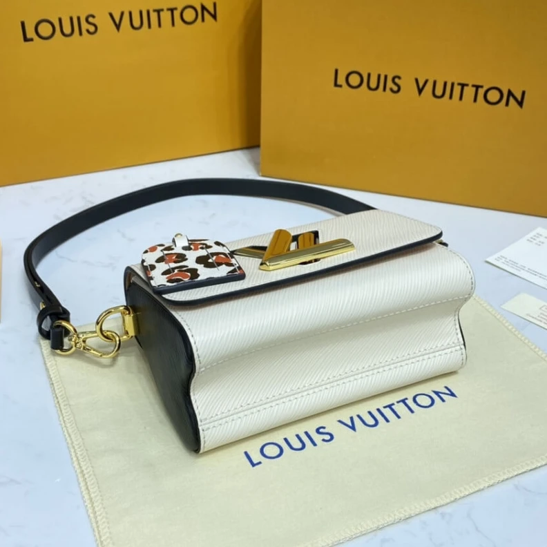 Handle: S Louis Vuitton Twist PM Quartz