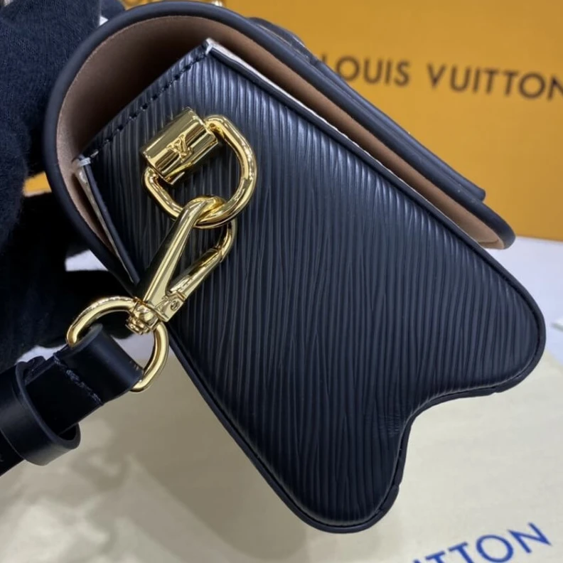 Handle: S Louis Vuitton Twist PM Quartz