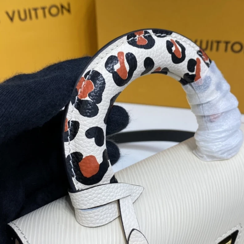 Handle: S Louis Vuitton Twist PM Quartz