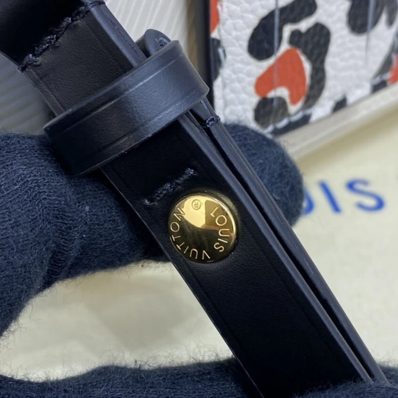 Handle: S Louis Vuitton Twist PM Quartz