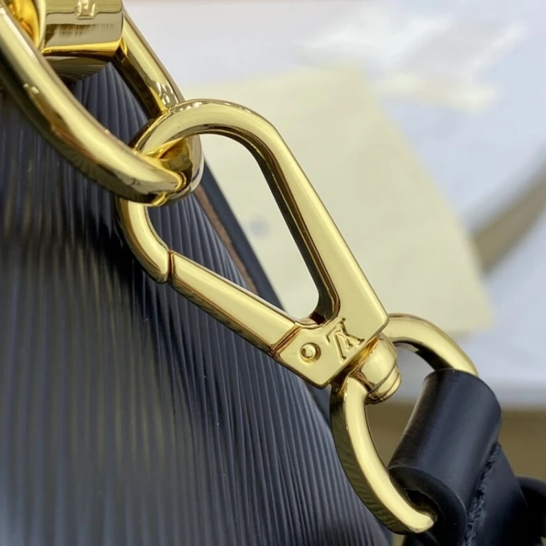 Handle: S Louis Vuitton Twist PM Quartz