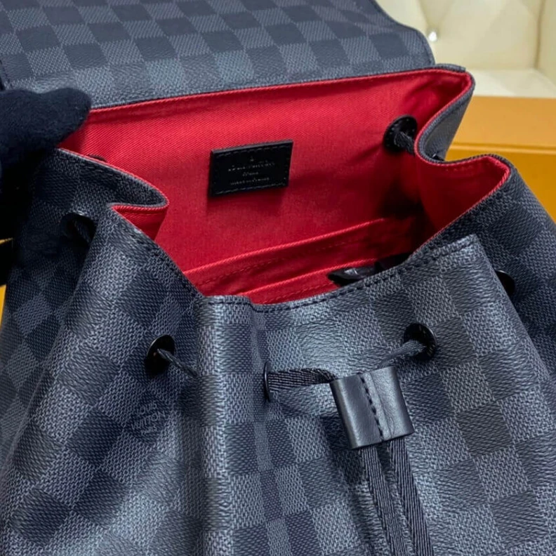 Mythick.ru A versatil Louis Vuitton Utility Backpack