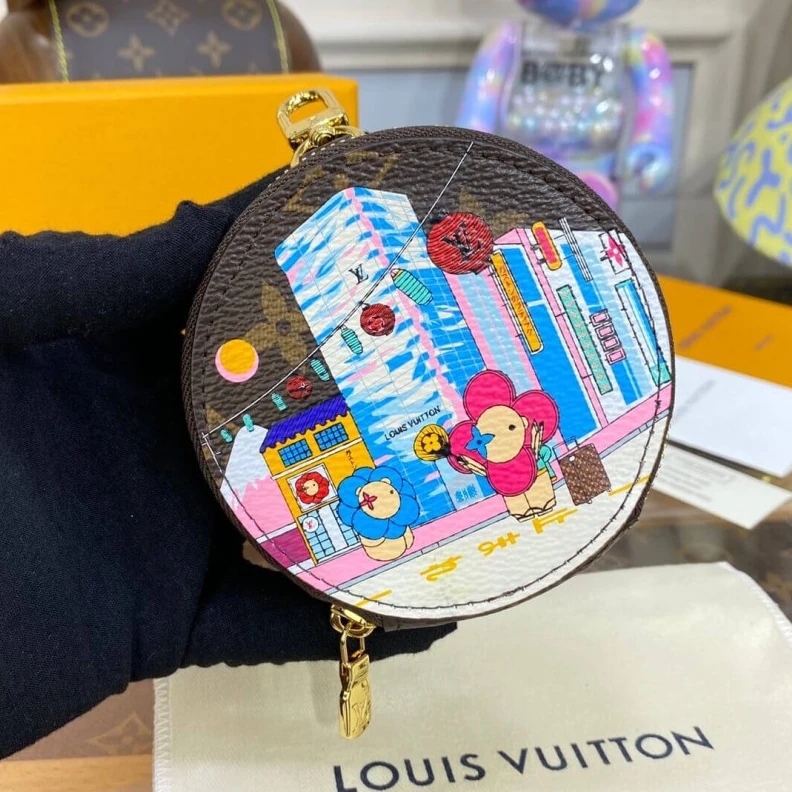 Mythick ru This colle Louis Vuitton Vivienne Holidays Monogram Round Coin Purse Blue