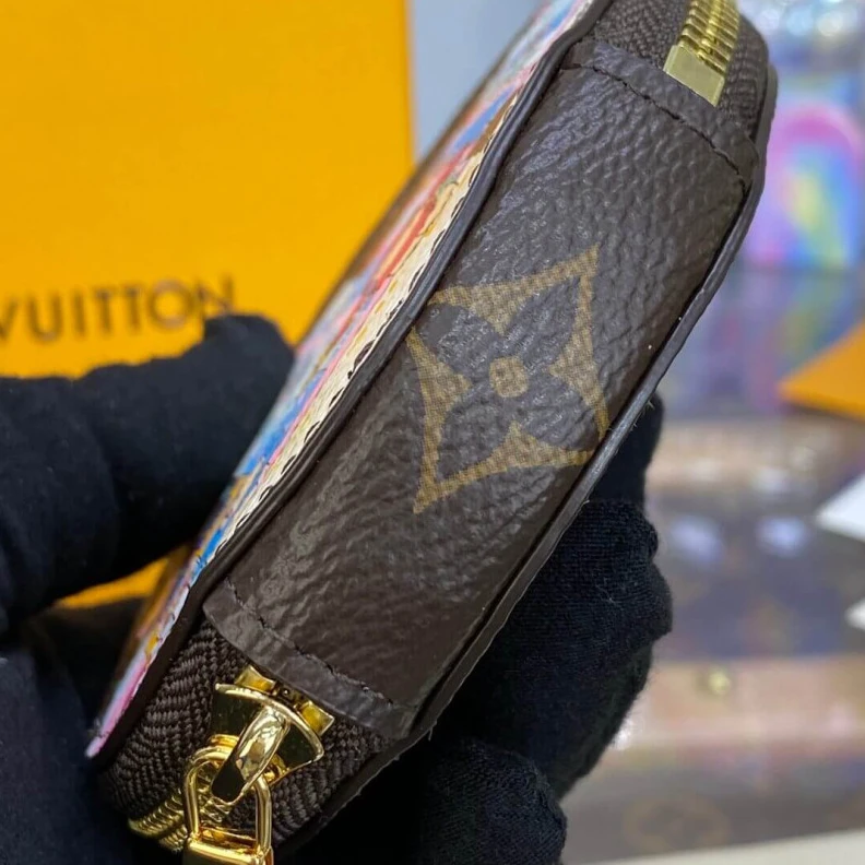 Mythick ru This colle Louis Vuitton Vivienne Holidays Monogram Round Coin Purse Blue