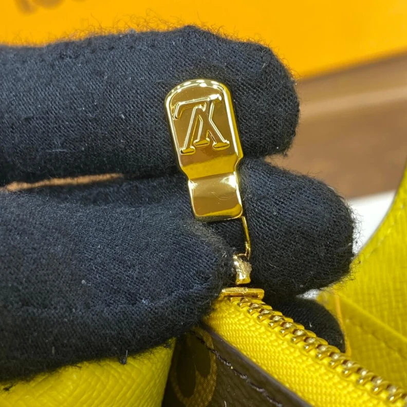 Replica bags Grained c Louis Vuitton Vivienne Holidays Monogram Sarah Wallet Yellow