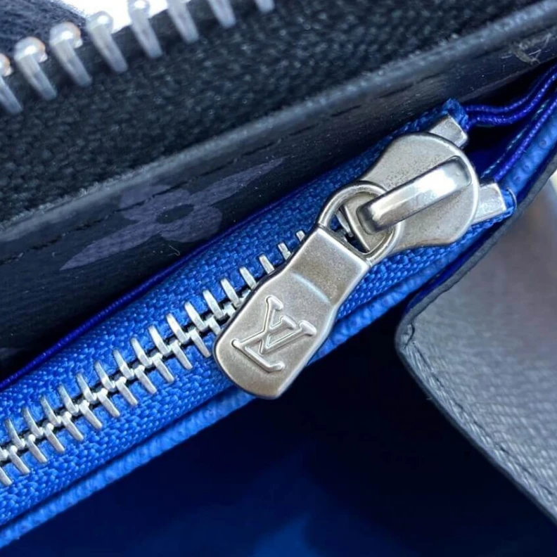 Mythick.ru Cowhidele Louis Vuitton Zippy Dragonne