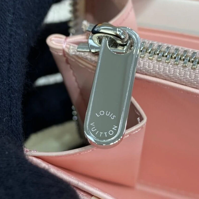 Replica bag Mahina pe Louis Vuitton Zippy Wallet in Pink Gradient Mahina Perforated Leather