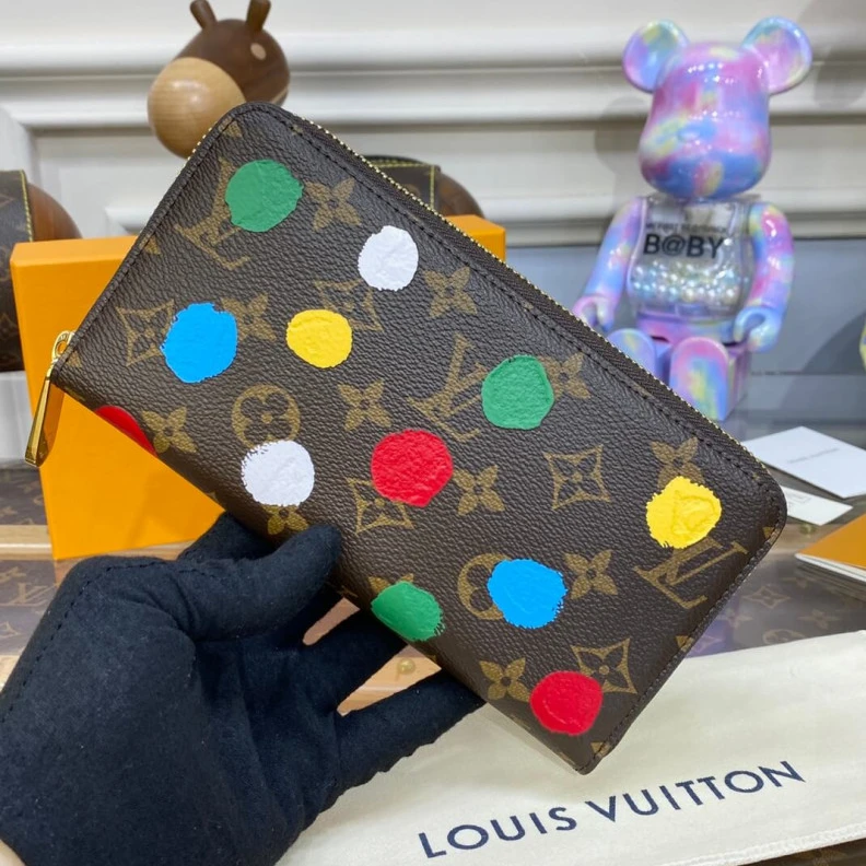 Mythick ru 19.5 x 10 Louis Vuitton x Yayoi Kusama Zippy Wallet