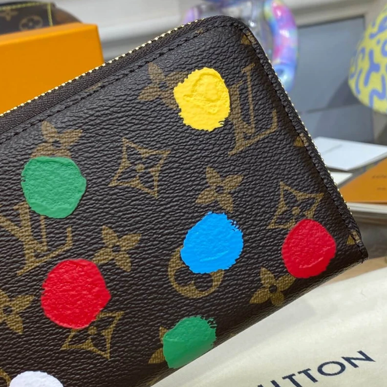 Mythick ru 19.5 x 10 Louis Vuitton x Yayoi Kusama Zippy Wallet