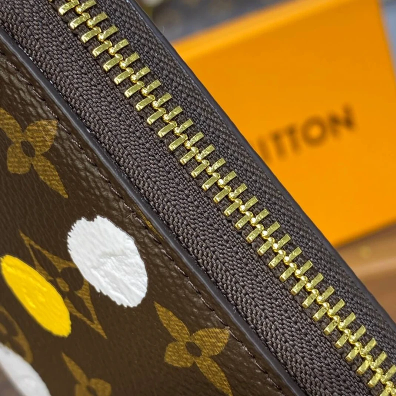 Mythick ru 19.5 x 10 Louis Vuitton x Yayoi Kusama Zippy Wallet