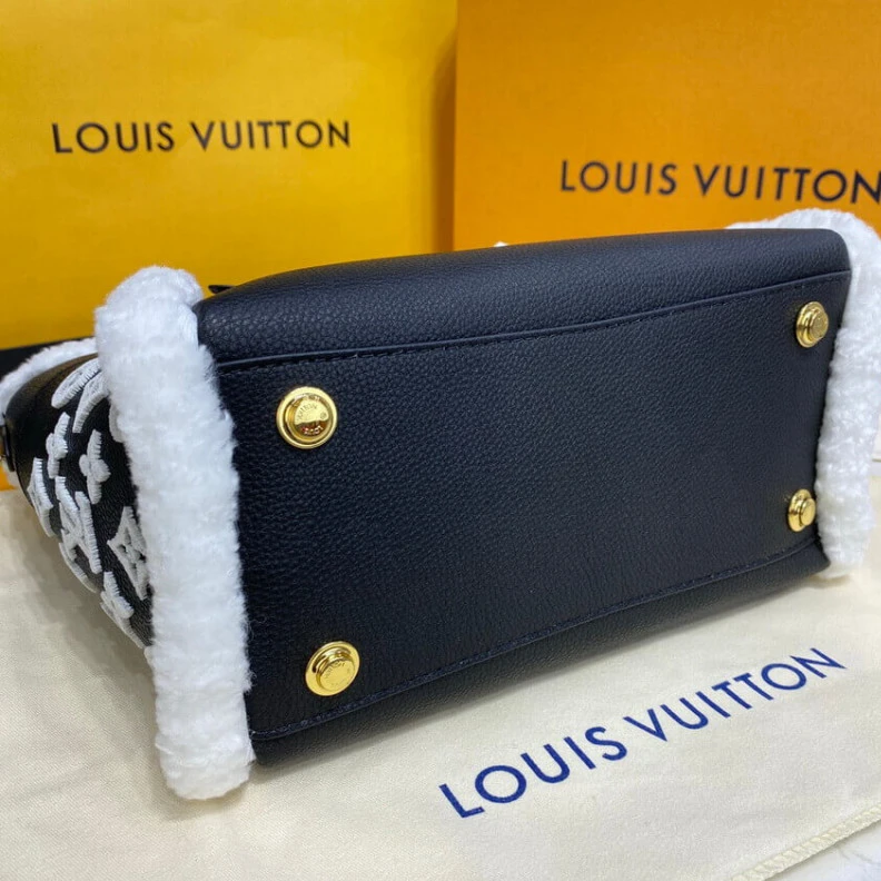 Mythick.ru 2 outside ouis Vuitton On My Side PM Black