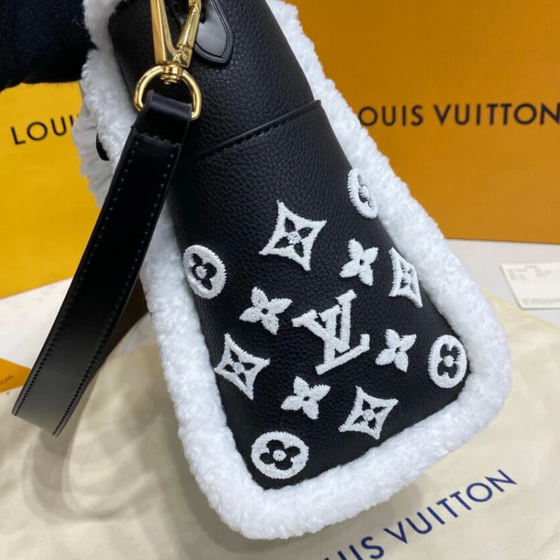 Mythick.ru 2 outside ouis Vuitton On My Side PM Black