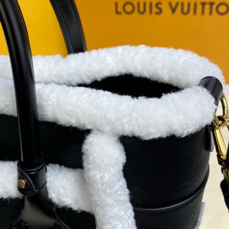 Mythick.ru 2 outside ouis Vuitton On My Side PM Black