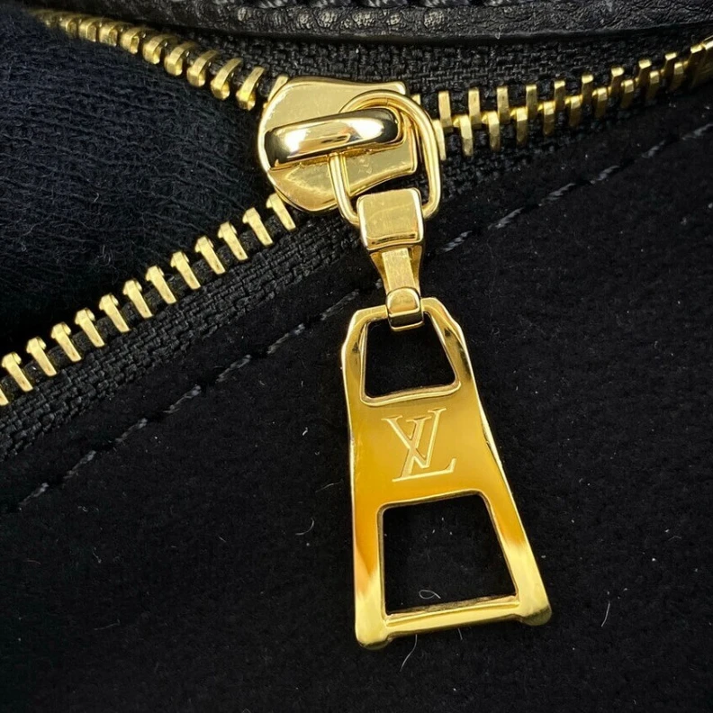Mythick.ru 2 outside ouis Vuitton On My Side PM Black