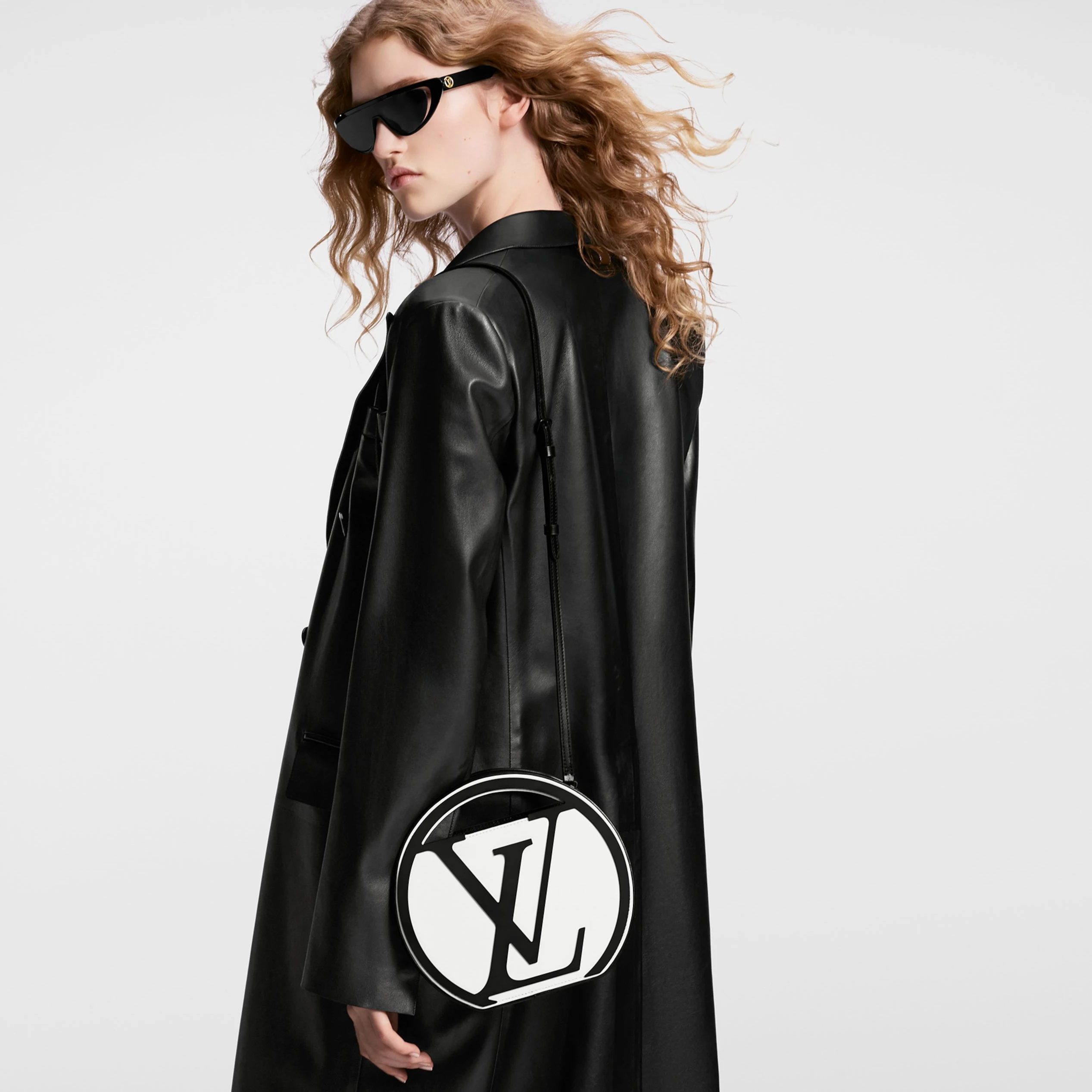 Louis vuitton locations Louis Vuitton M25109 Around Me PM White Black