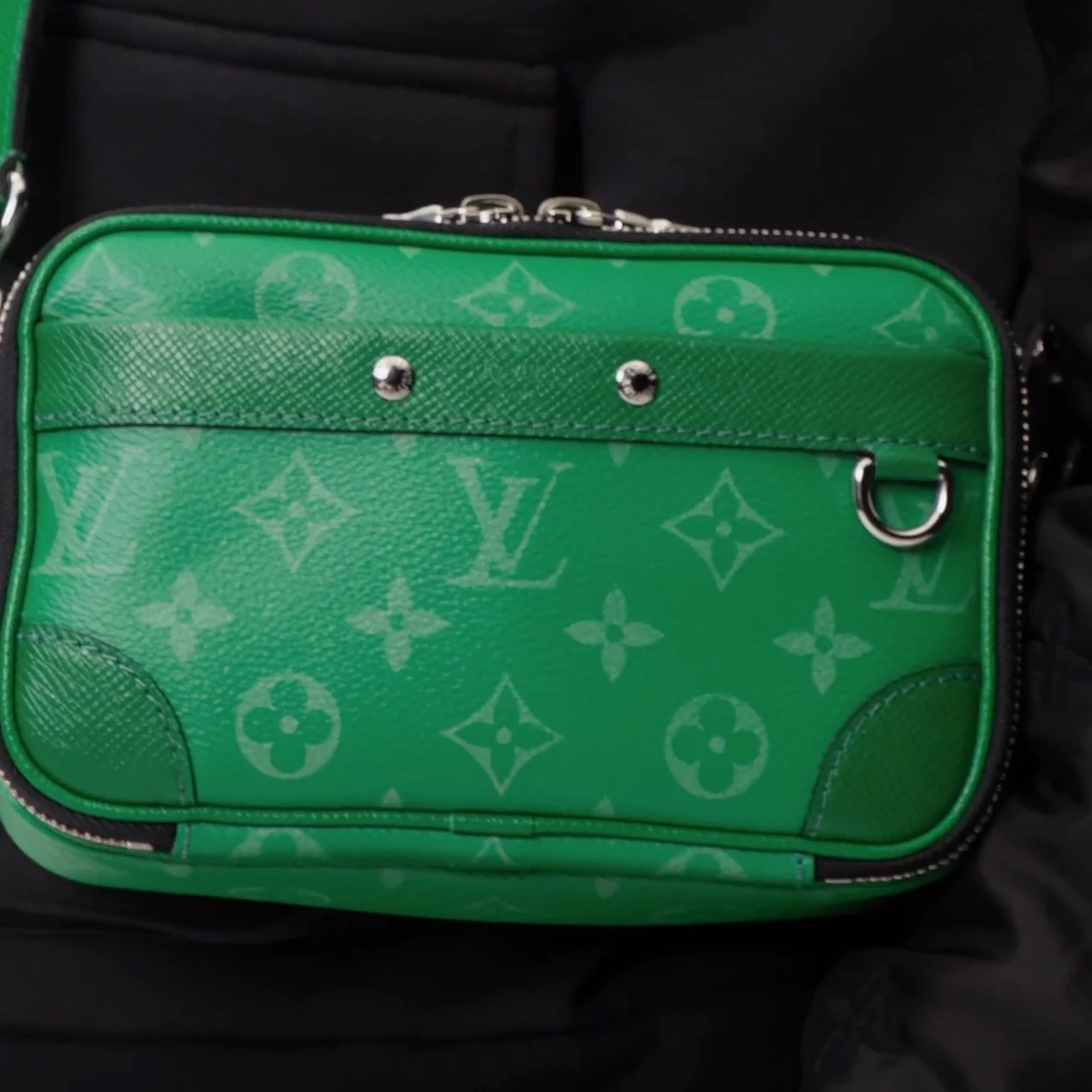 Mythick ru Louis Vuitton M30997 Alpha Wearable Wallet Cactus Green