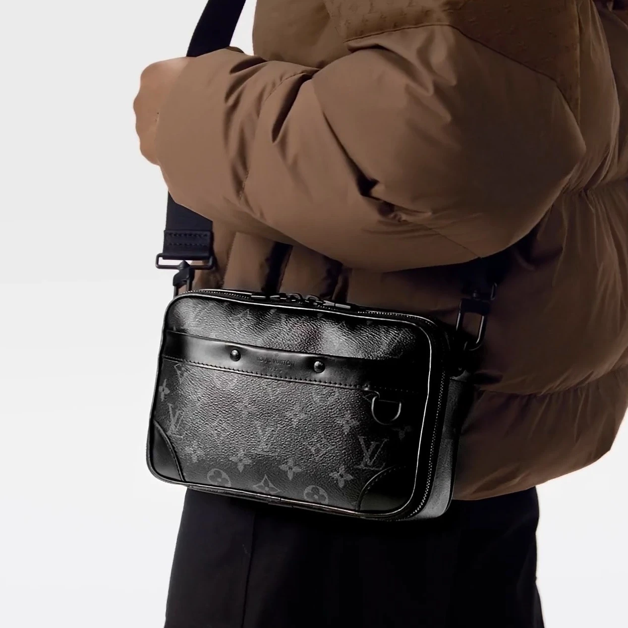 Mythick Louis Vuitton M46955 Alpha Messenger Monogram Eclipse