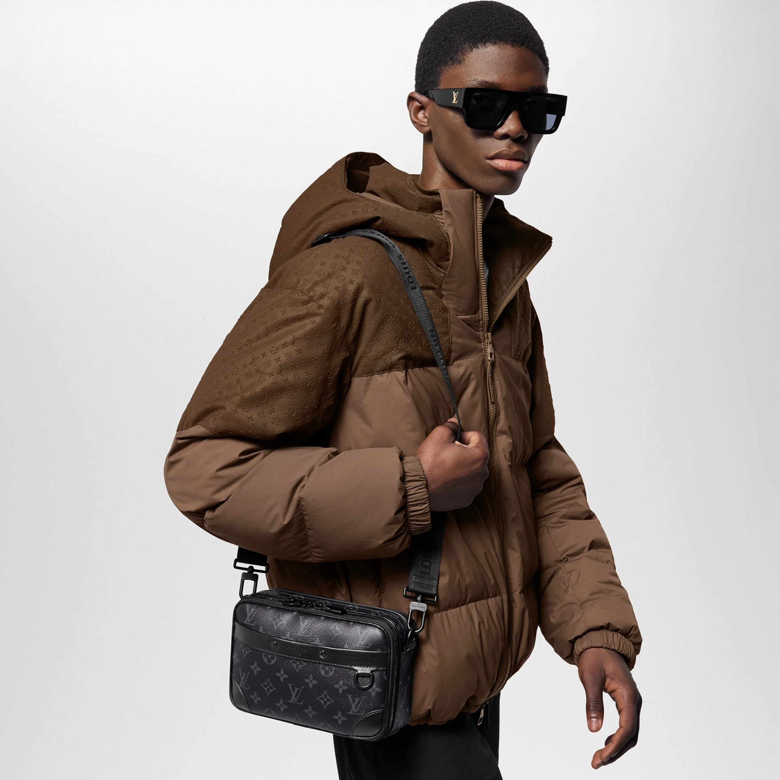 Mythick Louis Vuitton M46955 Alpha Messenger Monogram Eclipse