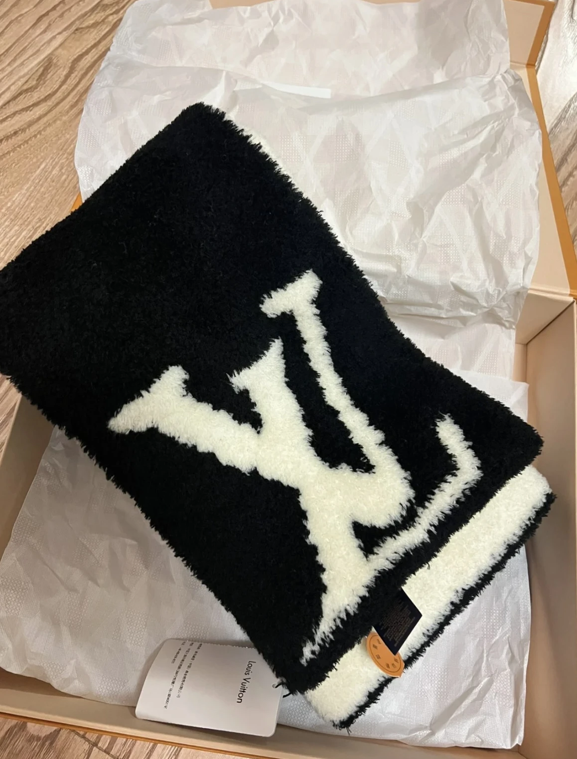 Lv belts replica Louis Vuitton M79399 Comfy Black White Scarf
