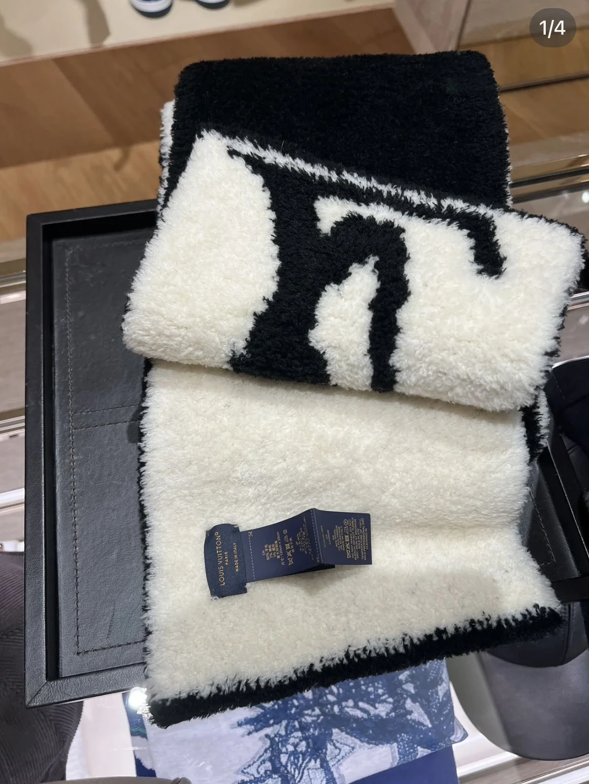 Lv belts replica Louis Vuitton M79399 Comfy Black White Scarf