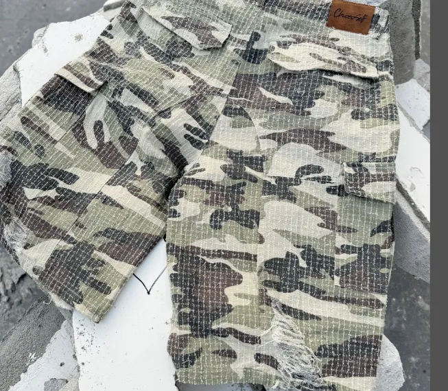 American hole breaking workwear with loose wide legs and multiple pockets, three-dimensional cut cropped cropped cropped cropped cropped cropped cropped pants in a "stuffy style". Damaged camouflage, stone mill, heavy-duty water washing, antique YKK zipper, custom hardware, leather tag, size: M L  XL