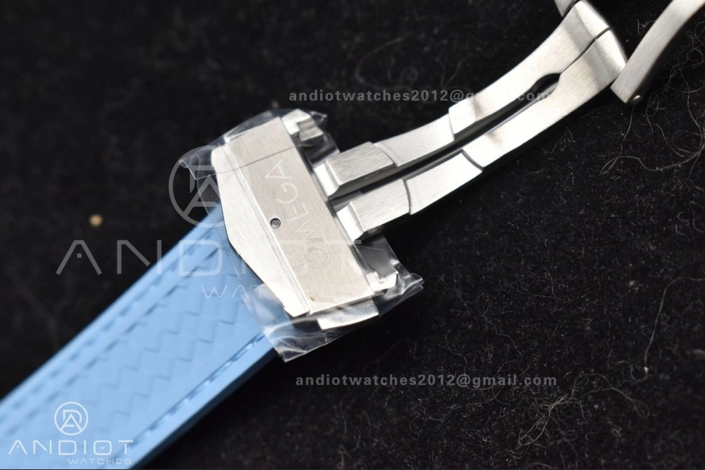 Aqua Terra GMT Worldtimer 43mm VSF 1:1 Best Edition Summer Blue Dial on Blue Rubber Strap A8938 Super Clone